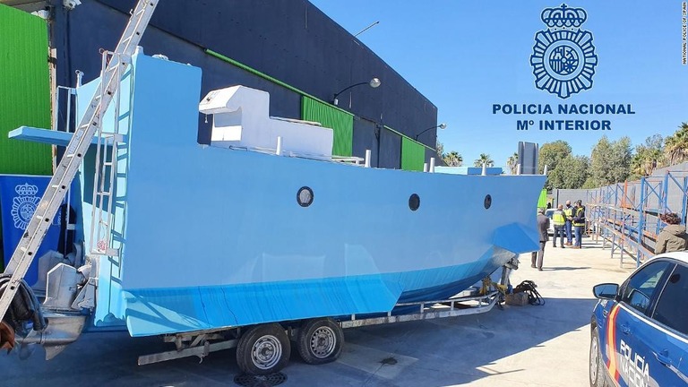 麻薬の密輸を目的に設計された半潜水型の船舶をスペインの警察が押収した/National Police of Spain