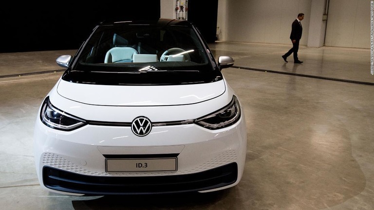 独ＶＷが、ＥＶ向け電池工場を欧州の６カ所に建設する/Julian Stratenschulte/picture alliance/Getty Images