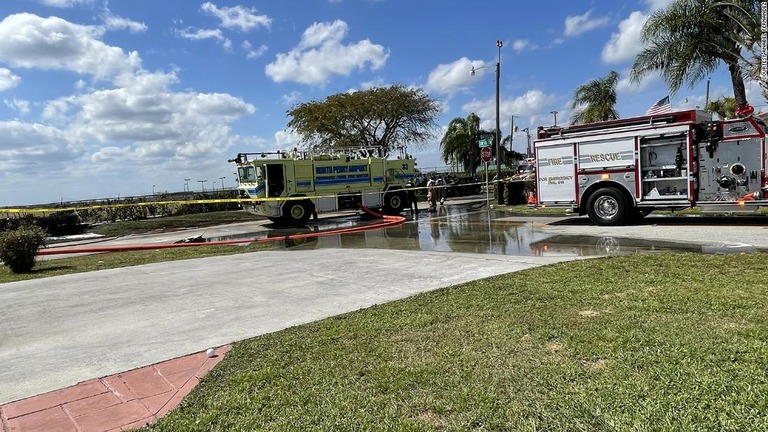 米フロリダ州で小型機が道路上の車に激突する形で墜落し、４人が死傷した/Courtesy Anabel Fernandez
