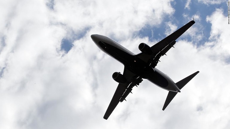 米連邦航空局（ＦＡＡ）は、航空機内の規律に違反した乗客への対応を強化している措置について期限を延長すると発表した/Bruce Bennett/Getty Images
