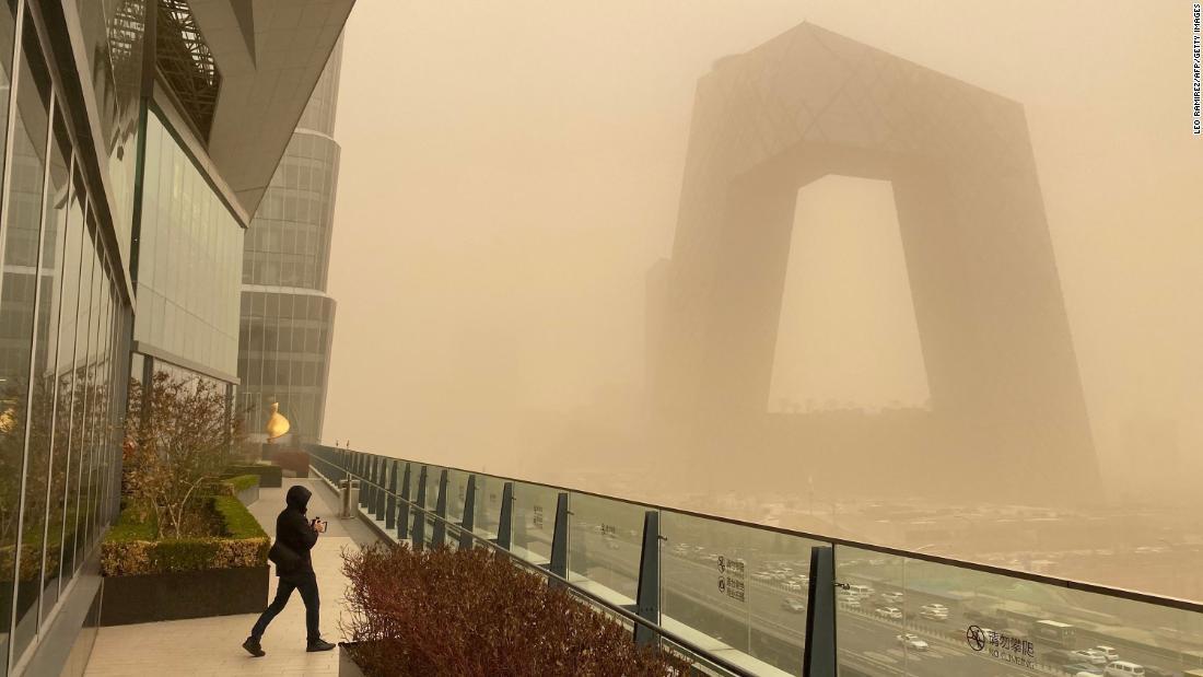 黄砂にかすむビジネス街のビル/Leo Ramirez/AFP/Getty Images