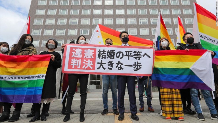 札幌地裁の判断を歓迎する支援者ら＝１７日/STR/AFP/JIJI PRESS/Getty Images