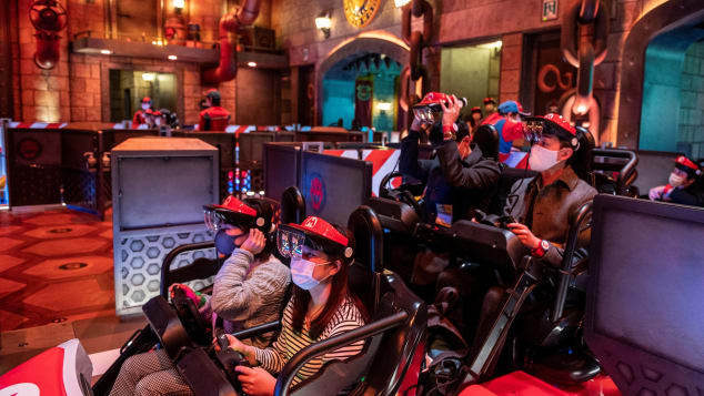 「マリオカート ～クッパの挑戦状～」を楽しむ来場者/Philip Fong/AFP/Getty Images