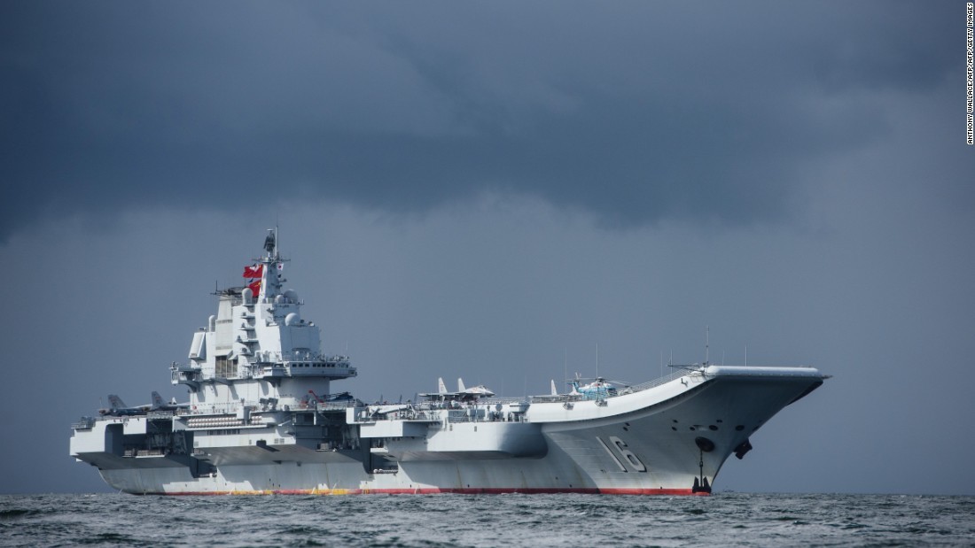 中国初の空母「遼寧」が香港沖に到着する様子＝２０１７年７月７日/ANTHONY WALLACE/AFP/AFP/Getty Images