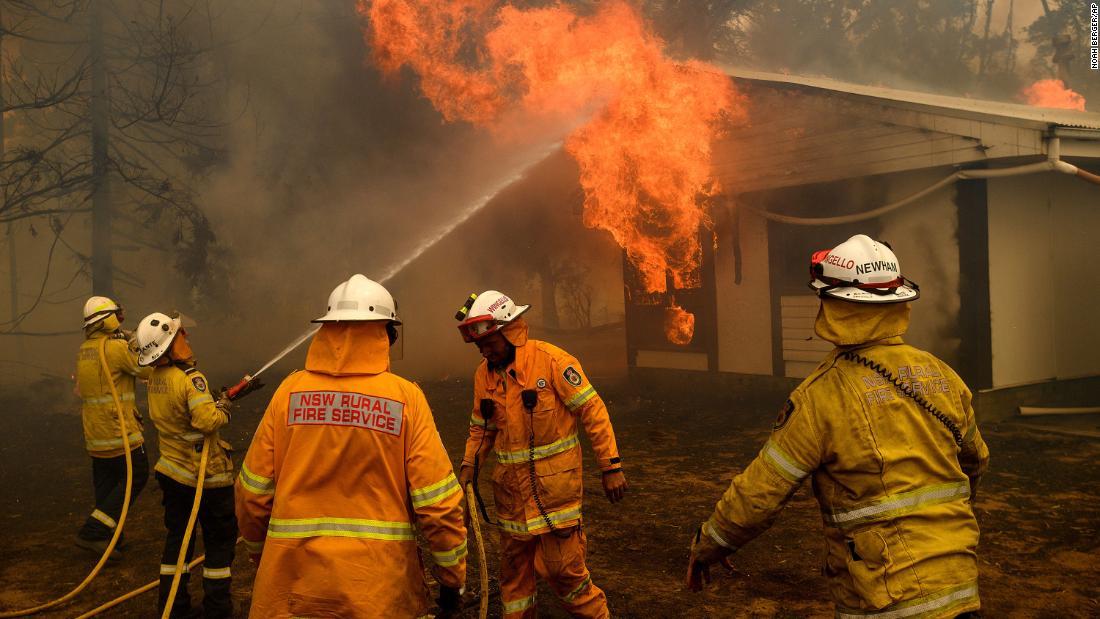 ニューサウスウェールズ州バンダヌーンで家屋の消火作業を行う消防士ら（２０２０年１月２３日）/Noah Berger/AP