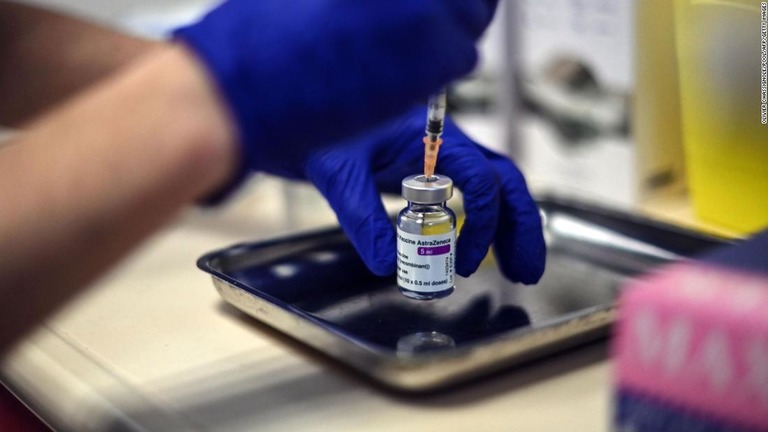 ＥＵの欧州医薬品庁はオックスフォード大とアストラゼネカの共同開発ワクチンを安全であると報告した/Olivier Chassignole/Pool/AFP/Getty Images