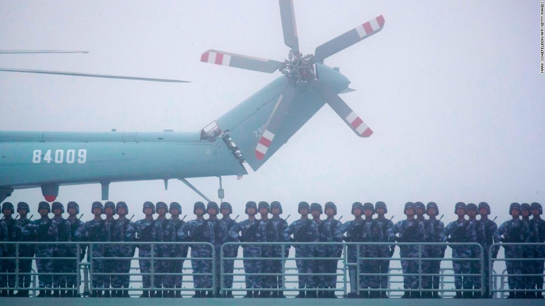 水陸両用ドック上陸艦「沂蒙山」のデッキに立つ兵士たち=2019年、青島付近の海域/Mark Schiefelbein/AFP/Getty Images