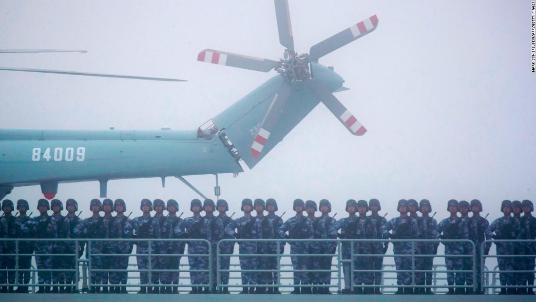 水陸両用ドック上陸艦「沂蒙山」のデッキに立つ兵士たち＝２０１９年、青島付近の海域/Mark Schiefelbein/AFP/Getty Images