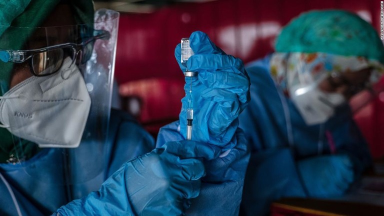インドネシアのジョグジャカルタで中国製ワクチンの接種の準備をする医療従事者/Ulet Ifansasti/Getty Images