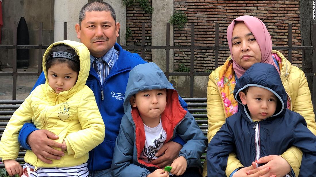 イタリアで３人の子どもたちと暮らすアブリキムさん（左）とミフリバンさん/Obtained by CNN
