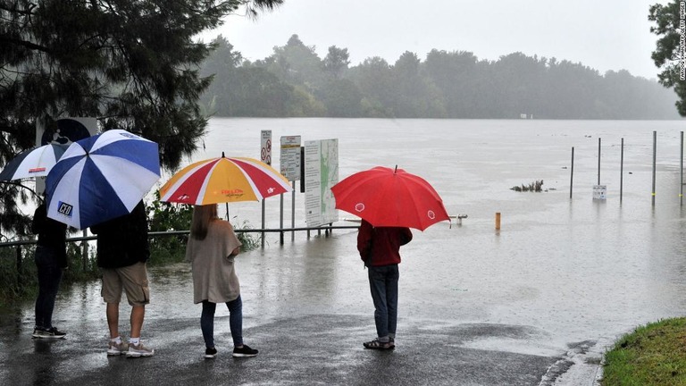 増水したネピーアン川を眺める住民＝２０日、オーストラリア・シドニー西部/Farooq Khan/AFP/Getty Images