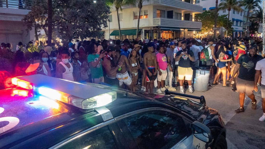 マイアミビーチ警察は２０日夜、午後８時以降の外出禁止措置を実施した/Cristobal Herrera-Ulashkevich/EPA-EFE/Shutterstock