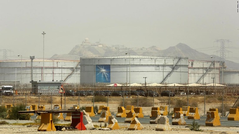 アラムコの石油施設にある貯蔵タンク＝２１日、サウジ・ジッダ/Amr Nabil/AP