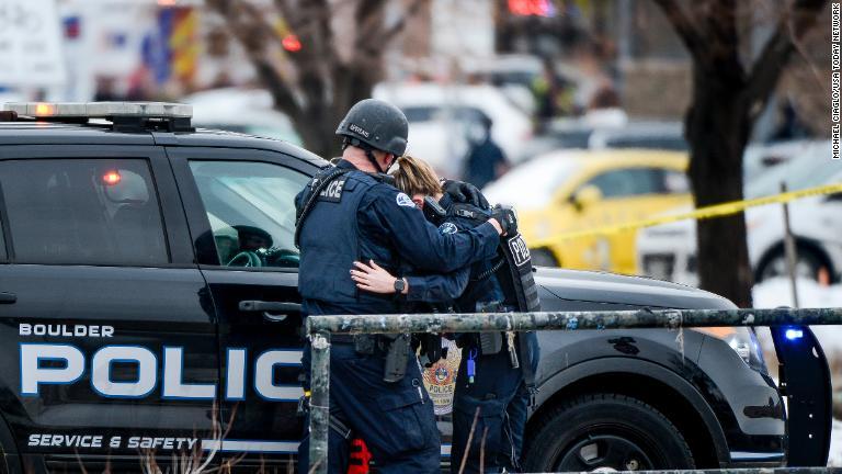 警官２人が現場で抱き合う/Michael Ciaglo/USA Today Network