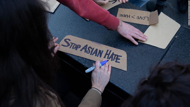 アジア系へのヘイトに抗議するデモ隊がプラカードを作る様子＝２０日/Michael Nagle/Xinhua/Getty Images