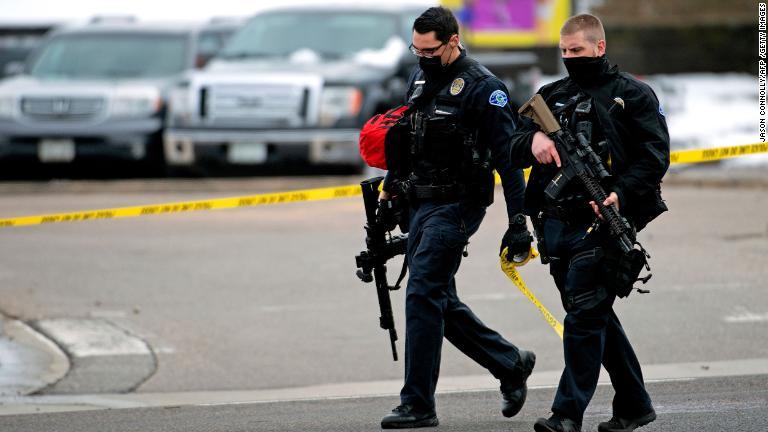 現場に急行した警官が駐車場を歩く/Jason Connolly/AFP /Getty Images