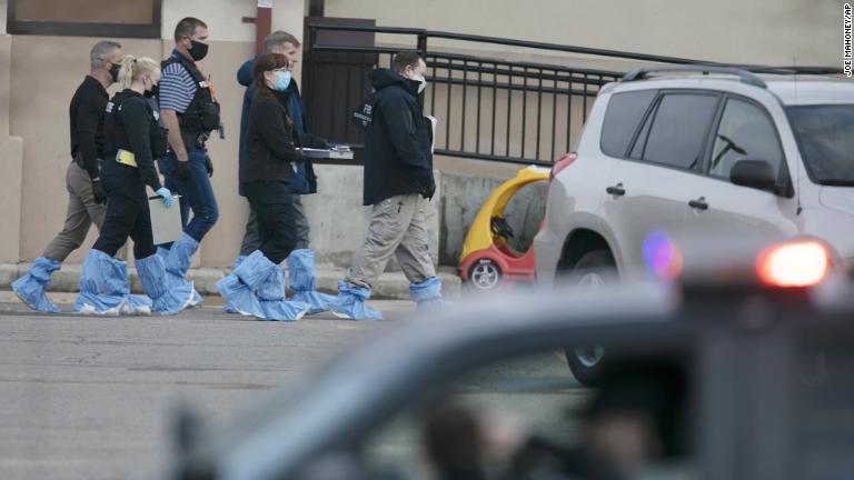 スーパーの前で作業する警察/Joe Mahoney/AP