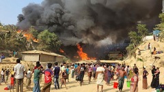 ロヒンギャ難民キャンプで大規模火災、数万人の命に危険　バングラデシュ