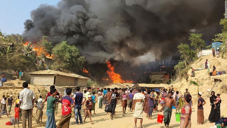火災は２２日にロヒンギャの難民キャンプをのみ込んだ/Shafiqur Rahman/AP