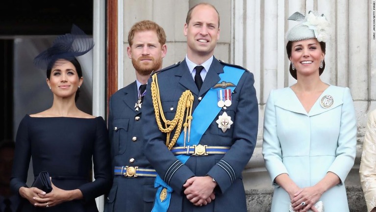 ウィリアム王子夫妻の後ろに立つヘンリー王子夫妻/Chris Jackson/Getty Images
