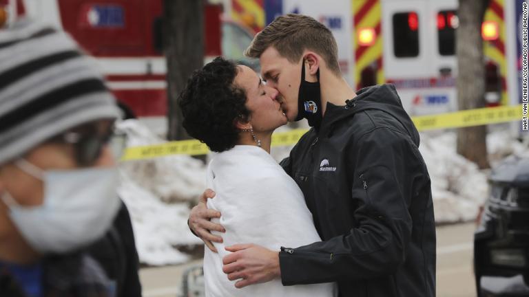 現場付近でキスをする男女/Hart Van Denberg/Colorado Public Radio/AP