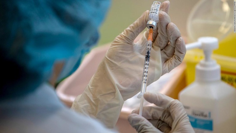 香港とマカオで、独ビオンテック製の新型コロナウイルスワクチンの容器に問題があったため接種が一時的に停止された/Vernon Yuen/NurPhoto/Getty Images