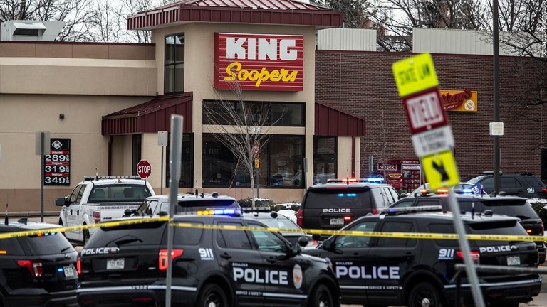 銃撃事件が発生したスーパーマーケット＝２２日、米コロラド州ボルダー/Chet Strange/Getty Images