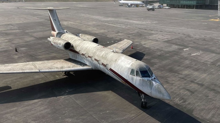 中米グアテマラの国際空港で火山灰をかぶった状態で駐機する航空機/Moises Castillo/AP