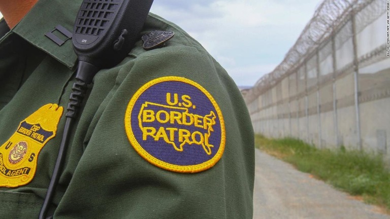 メキシコと米国の国境を越えてくる同伴者のいない子ども１日６００人以上を拘束していることが分かった/BILL WECHTER/AFP/AFP via Getty Images