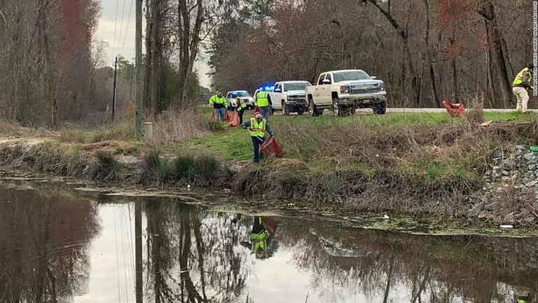 米ノースカロライナ州でゴミ袋に入れられた犬１０頭が発見された/From Robeson County Sheriff Wilkins/Facebook