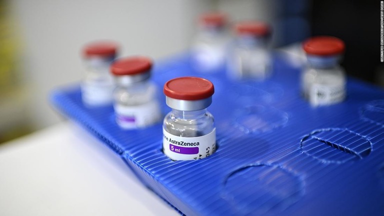 英アストラゼネカがワクチンの有効性に関する新たな分析結果を発表した/Christophe Archambault/AFP/Getty Images