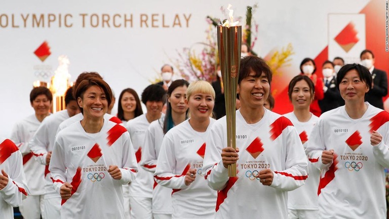 福島でスタートした聖火リレーの第１走者を務める女子サッカーの元日本代表メンバーら/Kim Kyung-Hoon/Pool/Getty Images