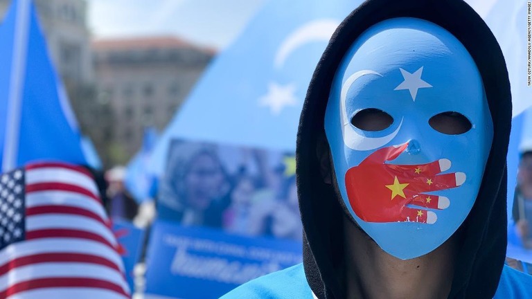 中国の人権侵害を抗議するデモ参加者＝２０１９年４月６日、米ワシントン/Yasin Ozturk/Anadolu Agency/Getty Images