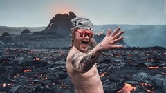 アイスランド男性、噴火中の火山のそばでヌード披露