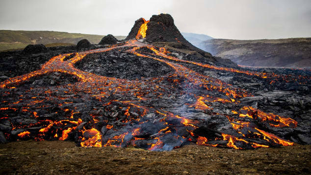 １９日に噴火したファグラダルスフィヤル火山の近くには見物人が大挙して押し寄せた/JEREMIE RICHARD/AFP/AFP via Getty Images