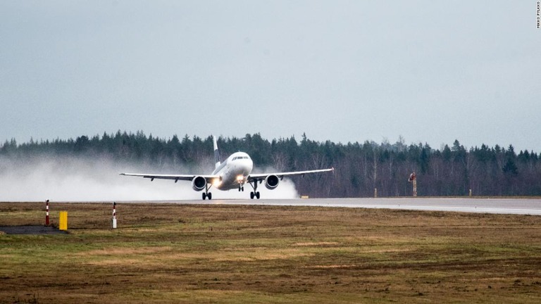 フィンエアーのエアバスＡ３１９型機。英国でのリサイクルのためヘルシンキを飛び立つ/Mikko Pylkko