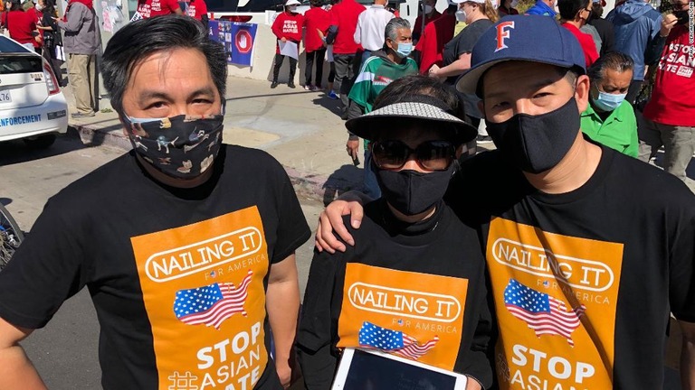 アジア人差別の抗議デモに参加したタム・グエンさん（左）ら＝２７日、米ロサンゼルス/Paul Vercammen/CNN