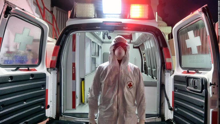 メキシコ赤十字の救急医療隊員。コロナ患者を救急治療室に搬送した後に写真撮影に応じた＝１月８日、メキシコ/ALFREDO ESTRELLA/AFP/AFP via Getty Images