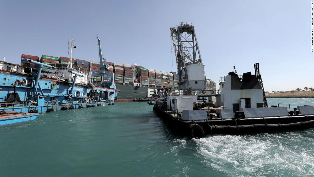 エバーギブンの近くでタグボートが作業/Suez Canal Authority/EPA-EFA/Shutterstock