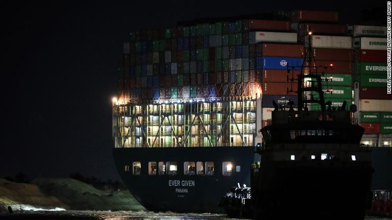 夜に浮かび上がる巨大コンテナ船＝２７日/Fadell Dawod/picture alliance/Getty Images