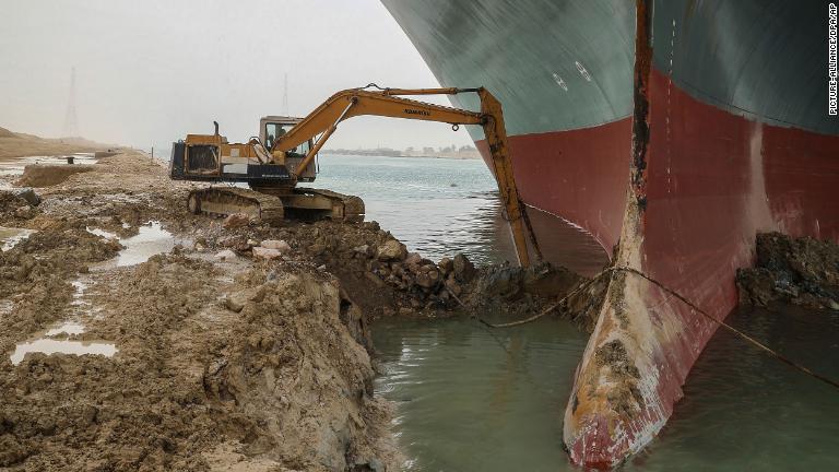 船首付近の泥や砂を取り除く掘削機＝２５日/Picture-alliance/DPA/AP