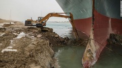 船首付近の泥や砂を取り除く掘削機＝２５日