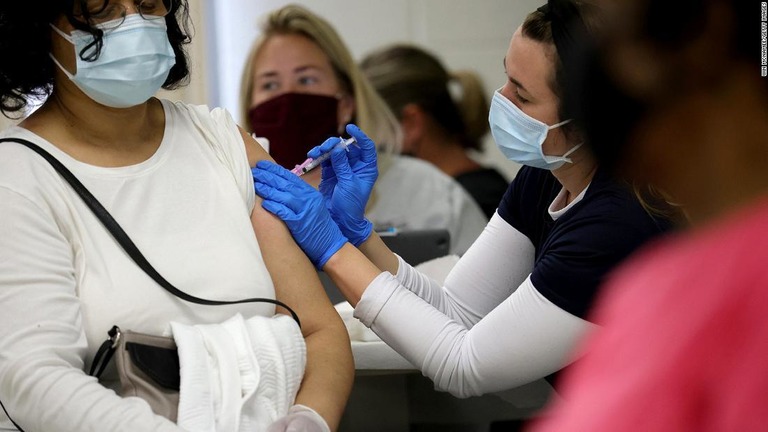 メリーランド州の住民がモデルナ製ワクチンの接種を受ける様子＝２３日/Win McNamee/Getty Images
