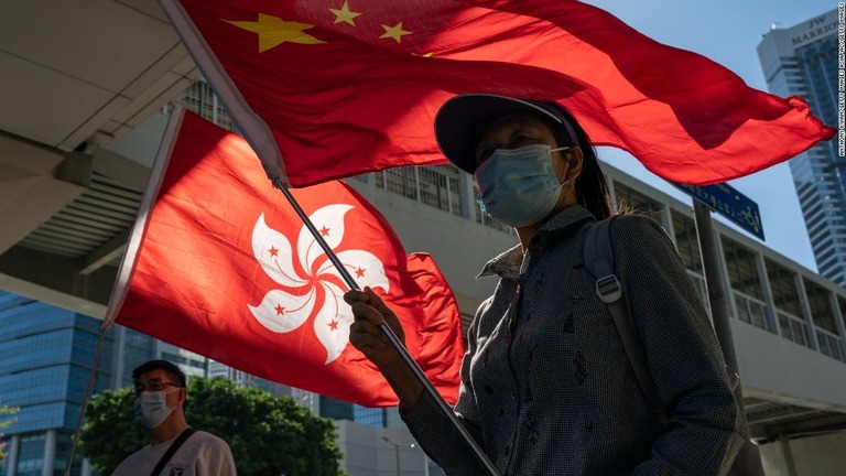 立法会（議会）の外に集まった親中派の人たち＝２０２０年１１月/Anthony Kwan/Getty Images AsiaPac/Getty Images