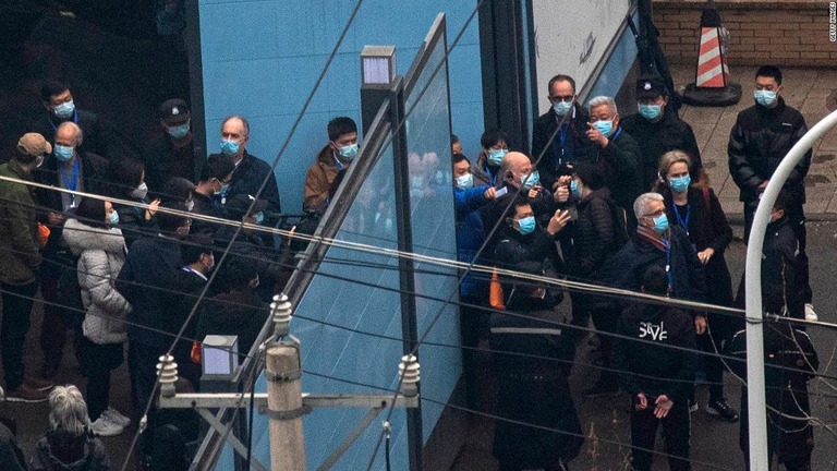 ＷＨＯの調査チームが中国・武漢の海鮮市場を訪れる様子＝１月３１日/Getty Images