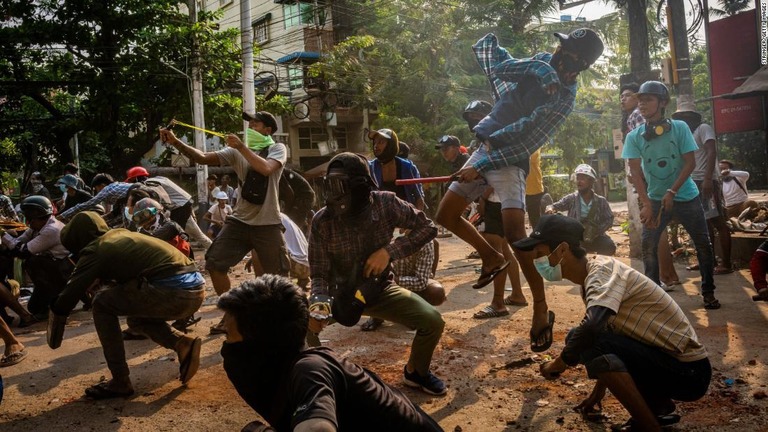 ミャンマー最大都市ヤンゴンでの抗議デモの様子/Stringer/Getty Images