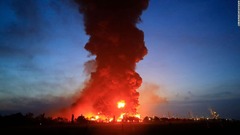 石油精製施設で火災、激しく吹き上がる炎　インドネシア