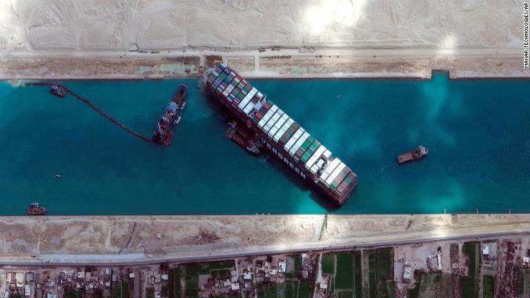 座礁中のエバーギブンの衛星写真＝２８日/Maxar Technologies/AP
