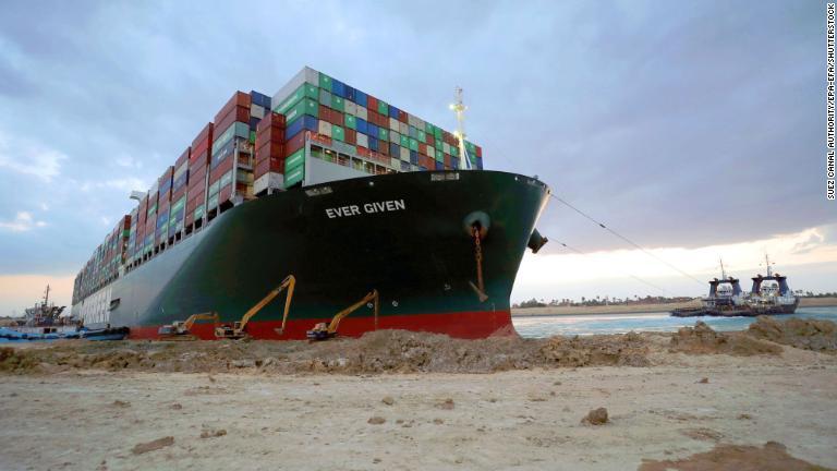 船体を動かそうとするタグボート＝２８日/Suez Canal Authority/EPA-EFA/Shutterstock
