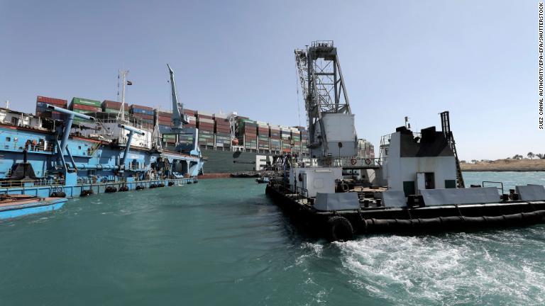 エバーギブン付近で作業するタグボート＝２８日/Suez Canal Authority/EPA-EFA/Shutterstock